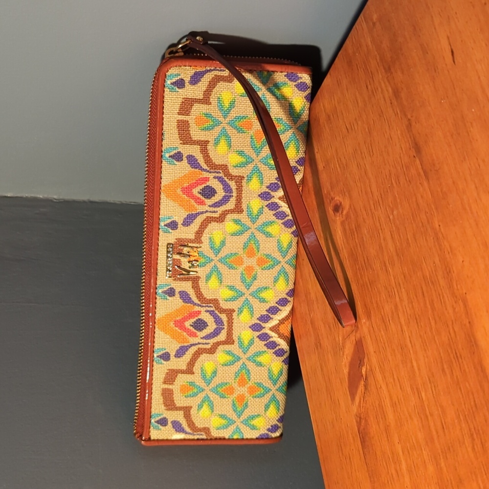 Sarah Violet Wristlet. Excellent condition Never used it Beautiful woven fabric